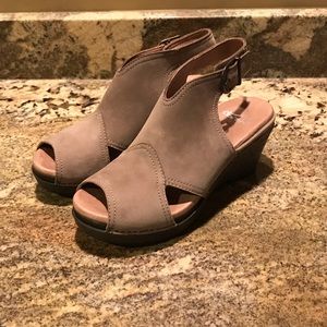 Dansko Vanda Platform Wedge Sandal Taupe size 37